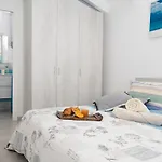 White-villetta Con Piscina, Giardino E Parcheggio