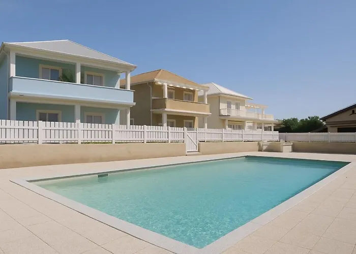 White, With Pool 公寓 *