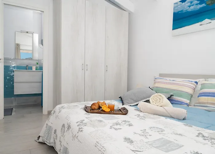 White, With Pool 公寓