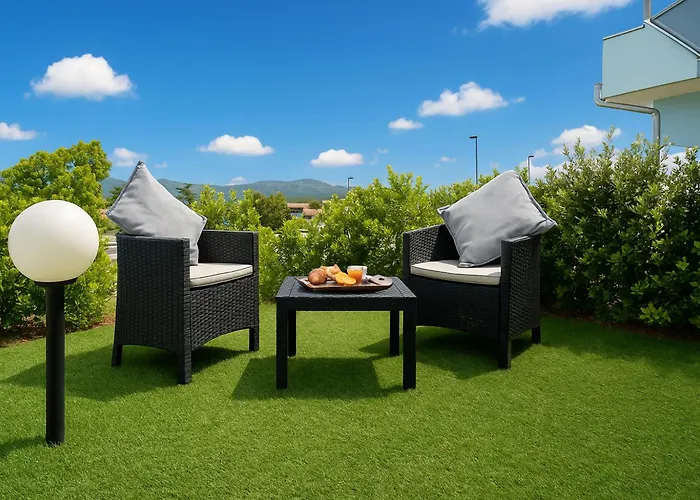 White, With Pool * Viddalba